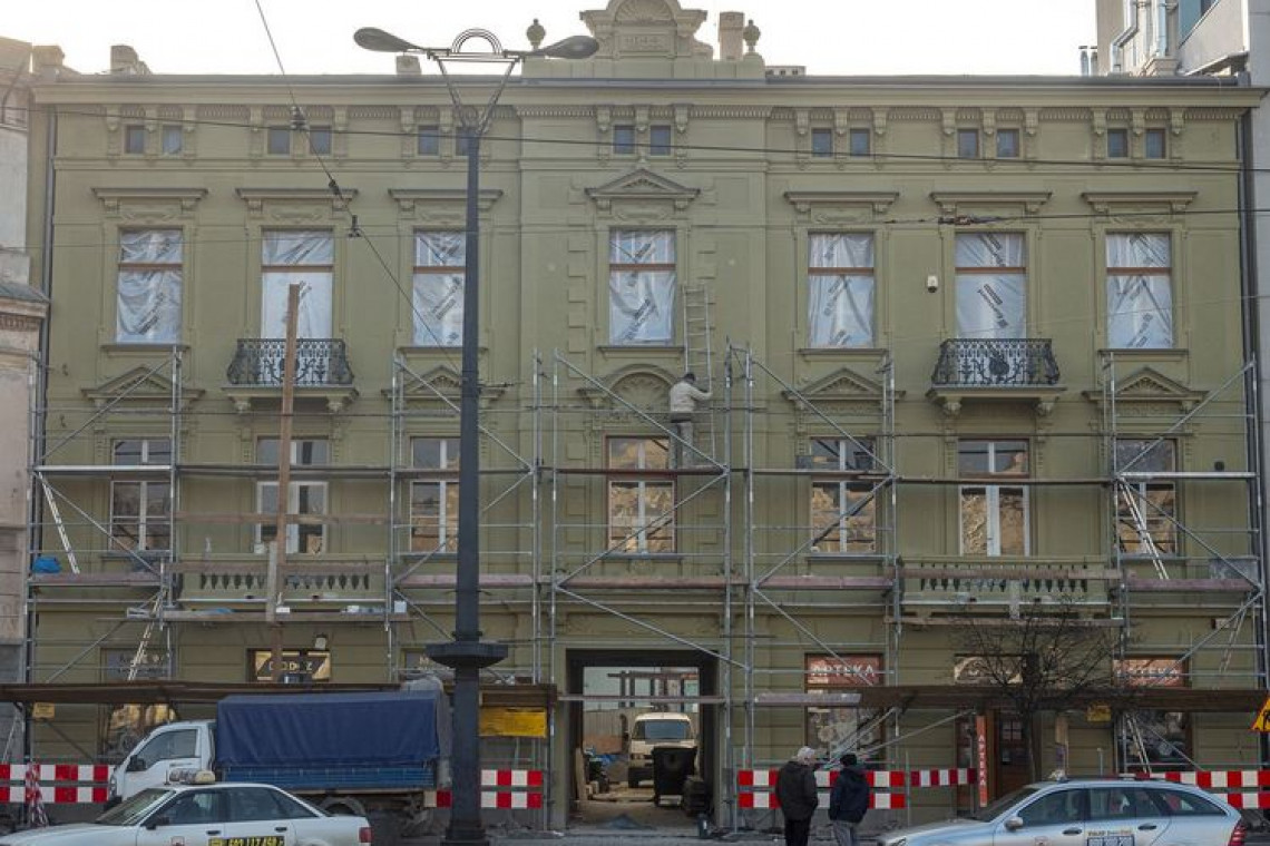 Odsłonięto fasadę kamienicy z Muzeum Farmacji w Łodzi