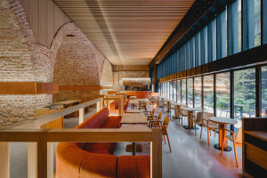 NOKE Architects zaprojektowali street food premium w Browarach Warszawskich. Zaglądamy do wnętrz!