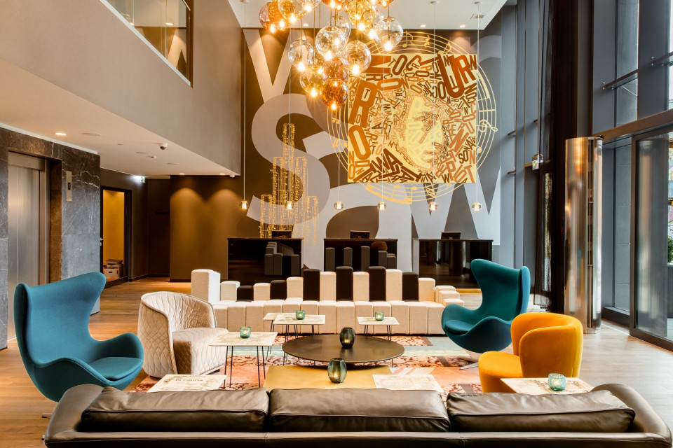 Lobby w hotelu Motel One Warsaw Chopin, proj. Kikowski Architekci, fot. mat. prasowe