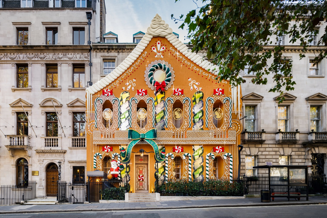 Dom z piernika według marek Annabel's i Swarovski. Oto świąteczna fasada przy Berkeley Square w Londynie