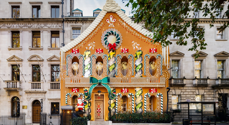 Dom z piernika według marek Annabel's i Swarovski. Oto świąteczna fasada przy Berkeley Square w Londynie