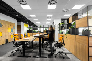 Geometryczne formy, industrialne detale i mocny kolor. Zaglądamy do biura Vertiv Poland