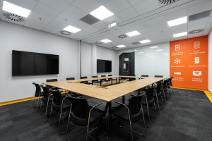 Geometryczne formy, industrialne detale i mocny kolor. Zaglądamy do biura Vertiv Poland