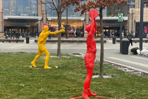 Figury polskich sportowców stanęły przed warszawskim centrum handlowym