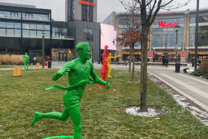 Figury polskich sportowców stanęły przed warszawskim centrum handlowym