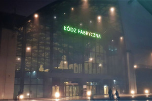 Budynek Łodzi Fabrycznej z podświetlanym szyldem