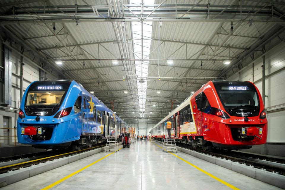 Nowy pociąg warszawskiej SKM jeździł będzie w unijnych barwach