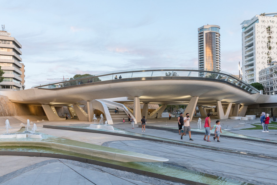 Zaha Hadid Architects zaprojektowali niezwykłą przestrzeń publiczną w… suchej fosie