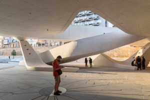 Zaha Hadid Architects zaprojektowali niezwykłą przestrzeń publiczną w… suchej fosie