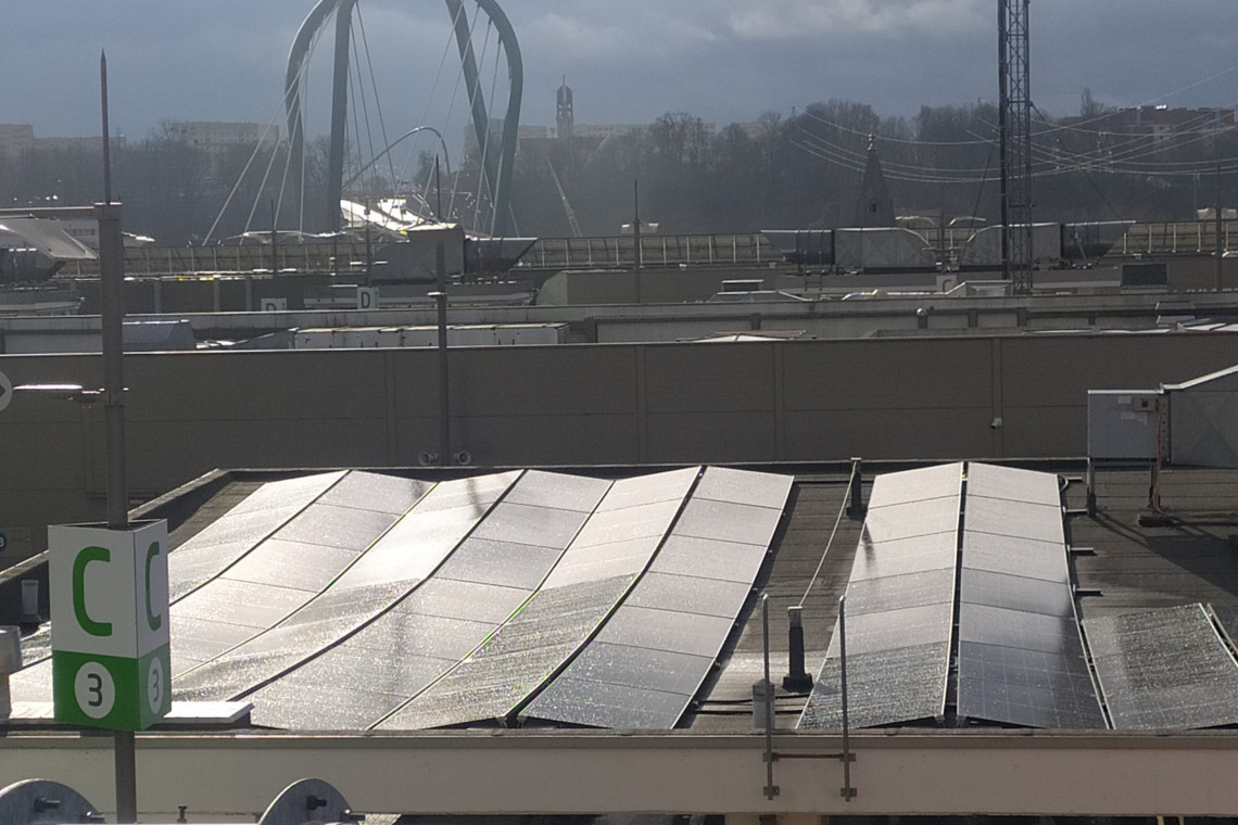 Nowe moduły fotowoltaiczne na dachu CH Focus w Bydgoszczy