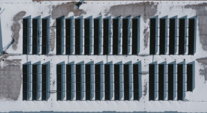 Fakro redukuje ślad węglowy i instaluje fotowoltaikę na dachu fabryki