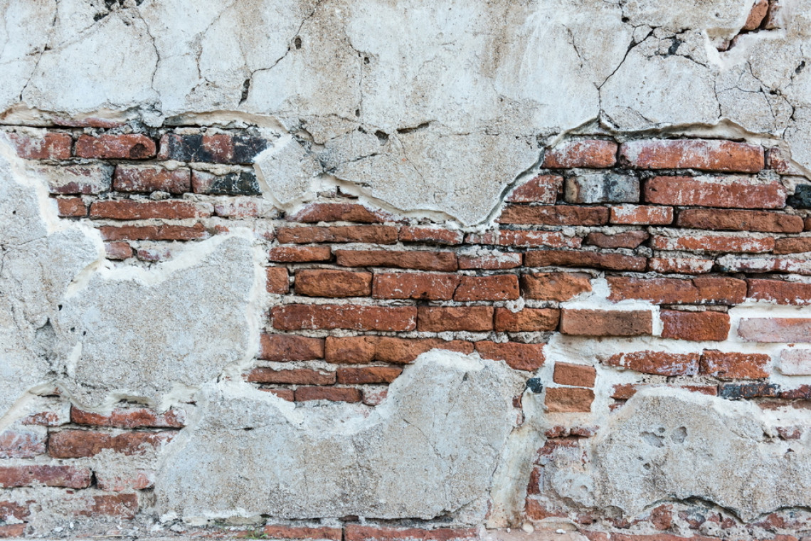 W Bielsku-Białej rozpoczęło rozbiórkę kamienicy. Służby konserwatorskie: to nielegalne