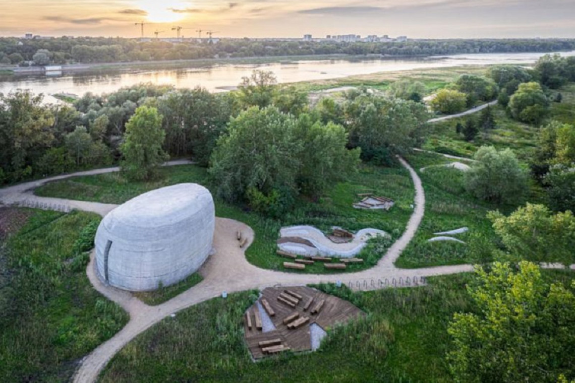 Zielone otoczenie pawilonu edukacyjnego "Kamień" jedną z najlepszych przestrzeni w Polsce