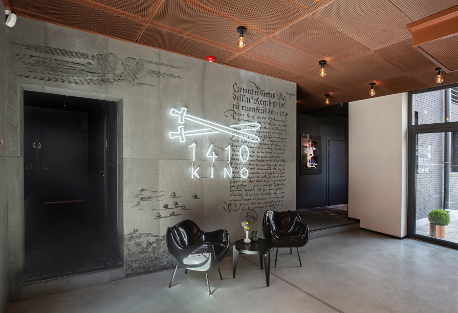 Aranżacyjną kropką nad „i” wnętrz Hotelu 1231 są zrealizowane przez studio Kolektyf grafiki, oznakowanie i neony we wnętrzach Infirmerii i w jej otoczeniu. fot. Restauro