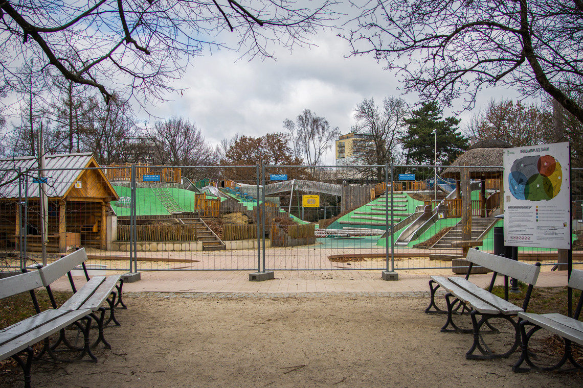 Plac zabaw w Parku Ujazdowskim wciąż zamknięty. Miasto szuka wykonawcy napraw