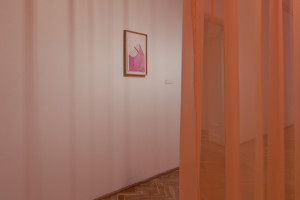 Tkanina jako nośnik emocji i tło dla rzeźb w wystawie Galerii Studio
