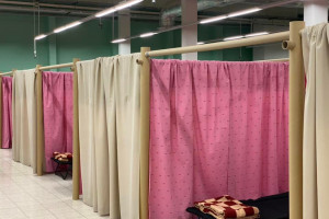 W dawnym Tesco w Chełmie powstały pawilony dla uchodźców projektu Shigeru Bana. Są z... papieru