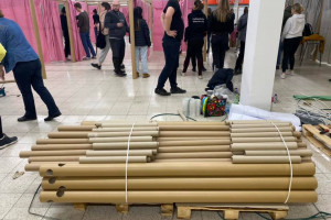 W dawnym Tesco w Chełmie powstały pawilony dla uchodźców projektu Shigeru Bana. Są z... papieru