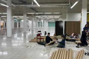 W dawnym Tesco w Chełmie powstały pawilony dla uchodźców projektu Shigeru Bana. Są z... papieru