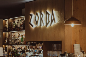 Wnętrze jak wspomnienie z wakacji. Zaglądamy do restauracji Zorba w Gdańsku!