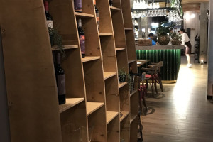 Poczuć klimat starego Mumbaju. Wnętrze Bombaj Masala może budzić pewne zaskoczenie, bo jest nieoczywiste