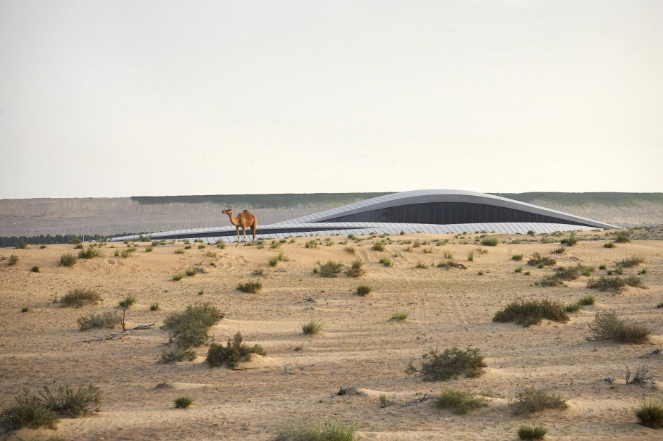 Prawie 10 lat minęło od wygranego przez pracownię Zaha Hadid Architects konkursu na siedzibę Grupy BEEAH w w Zjednoczonych Emiratach Arabskich fot. Hufton+Crow
