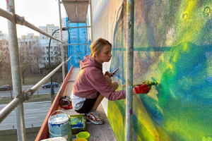 Tak powstawał mural Andrzeja Pągowskiego dedykowany Ukrainie. Ozdobił budynek na warszawskim Targówku
