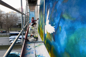 Tak powstawał mural Andrzeja Pągowskiego dedykowany Ukrainie. Ozdobił budynek na warszawskim Targówku