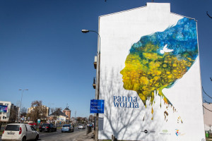 Tak powstawał mural Andrzeja Pągowskiego dedykowany Ukrainie. Ozdobił budynek na warszawskim Targówku