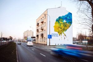 Tak powstawał mural Andrzeja Pągowskiego dedykowany Ukrainie. Ozdobił budynek na warszawskim Targówku