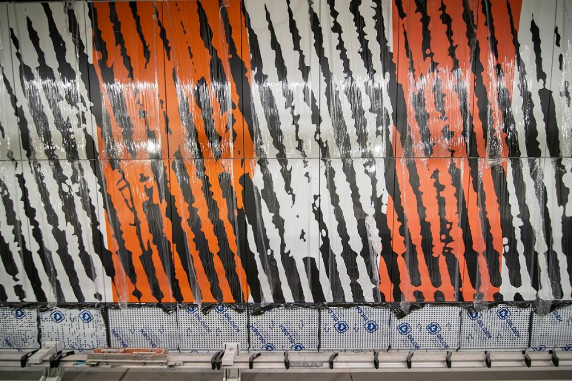 Widać już dzieła Piotra Młodożeńca na ścianach budowanych stacji metra