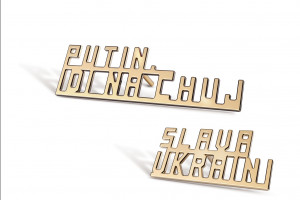 Design dla Ukrainy. Przypinki "Slava Ukraini" i "Putin idi na ch**" wypuścił Yes
