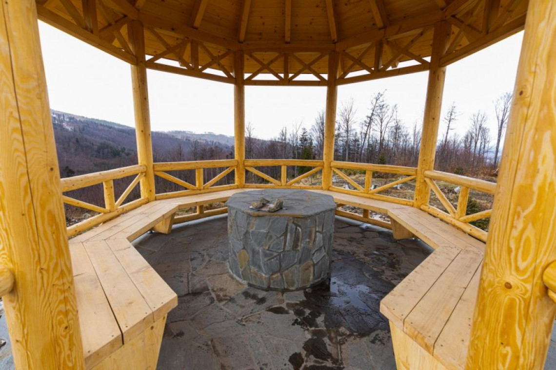 Drewniana altana z powrotem na szczycie Koziej Góry