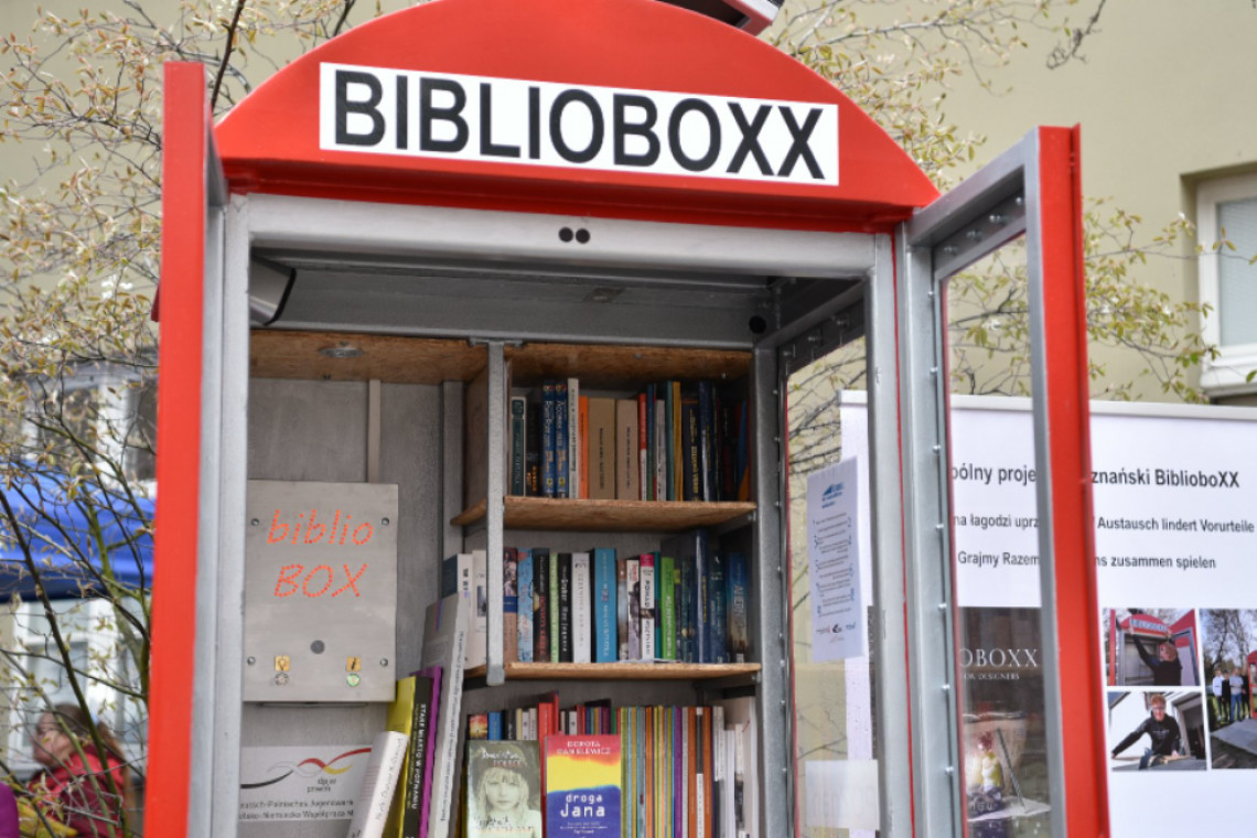 Biblioteka w Poznaniu jak... budka telefoniczna