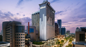 Hilton zadebiutował z rozmachem. Ten hotel ma 1080 pokoi i pięć konceptów gastronomicznych