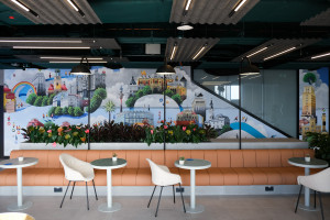 Tytus Brzozowski stworzył mural dla Google. To spacer po najważniejszych miejscach w Warszawie