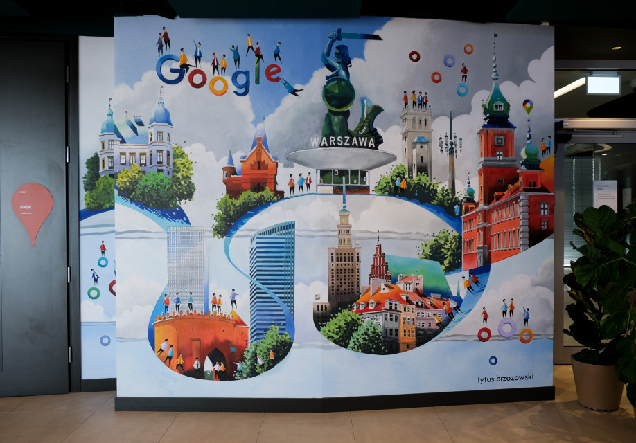 Tytus Brzozowski stworzył mural dla Google. To spacer po najważniejszych miejscach w Warszawie