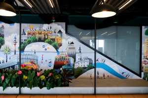 Tytus Brzozowski stworzył mural dla Google. To spacer po najważniejszych miejscach w Warszawie