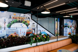 Tytus Brzozowski stworzył mural dla Google. To spacer po najważniejszych miejscach w Warszawie