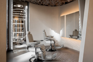 Salon fryzjerski inspirowany pustynnym krajobrazem. To nowy projekt NOKE Architects