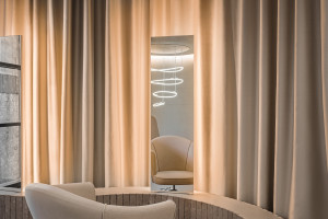 Salon fryzjerski inspirowany pustynnym krajobrazem. To nowy projekt NOKE Architects