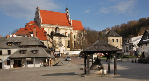 Zabytkowa studnia na Rynku w Kazimierzu Dolnym została odnowiona