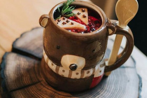 Oto pierwsza alpejska restauracja w Łodzi. W Apres Ski króluje drewno i górskie akcesoria