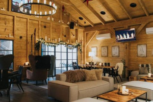 Oto pierwsza alpejska restauracja w Łodzi. W Apres Ski króluje drewno i górskie akcesoria