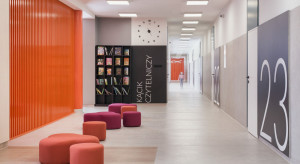 Wnętrze szkoły nie musi być nudne. Dowodem projekt Wiekiera Architekci dla szkoły w Pleszewie