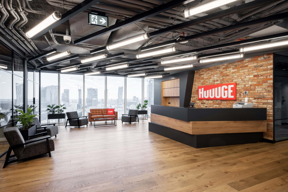 W biurowcu The Warsaw Hub mieści się nowe biuro firmy Huuuge Games. Pracownia Bit Creative Barnaba Grzelecki postawiła na industrialne wnętrza, fot. fotomohito