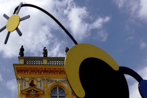 Przed Pałacem w Wilanowie stanęła kosmiczna instalacja