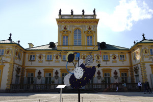 Przed Pałacem w Wilanowie stanęła kosmiczna instalacja
