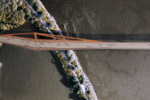Spektakularne, zaskakujące architekturą i materiałem: niezwykłe mosty na Dzień Mostowca