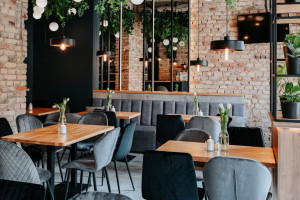 Oryginalna cegła, surowy strop, naturalne materiały i zieleń. Ta nowo otwarta restauracja zachwyca wnętrzem